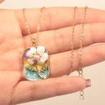 گردنبند رزینی مینیاتوری گل سفید – کد GN-01 - تصویر 2