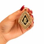 پلاک زنانه طرح گل رز لوزی استیل رنگ ثابت کد PL-TG-005 - تصویر 3