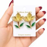 گوشواره میناکاری طرح گل کرم طلایی کد GAB-016 - تصویر 3