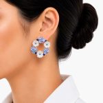 گوشواره میناکاری حلقه‌ای طرح گل بنفش و سفید کد GAB-019 - تصویر 2