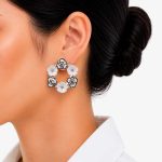 گوشواره میناکاری حلقه‌ای طرح گل سرمه‌ای و سفید کد GAB-021 - تصویر 2