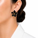 گوشواره زنانه میخی طرح گل مشکی کد GAB-050 - تصویر 2
