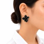 گوشواره زنانه میخی طرح گل چهارپر مشکی کد GAB-051 - تصویر 2