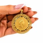 پلاک طرح طلا مدل سکه الیزابت با حاشیه ملیله کد PL-TG-021 - تصویر 3