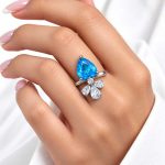 انگشتر زنانه جواهری نگین اشکی آبی و گل نگین‌دار کد RNG-JWL-04 - تصویر 2
